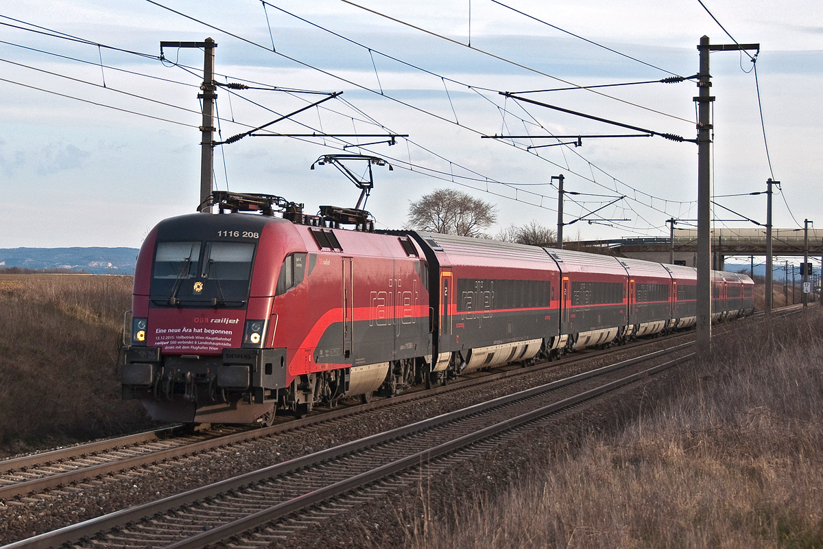  Eine neue Ära hat begonnen ...  1116 208 fährt mit dem railjet 66 auf der Ostbahn kurz nach Gramatneusieldl in Richtung Wien Hbf. Die Aufnahme entstand am 20.02.2016.