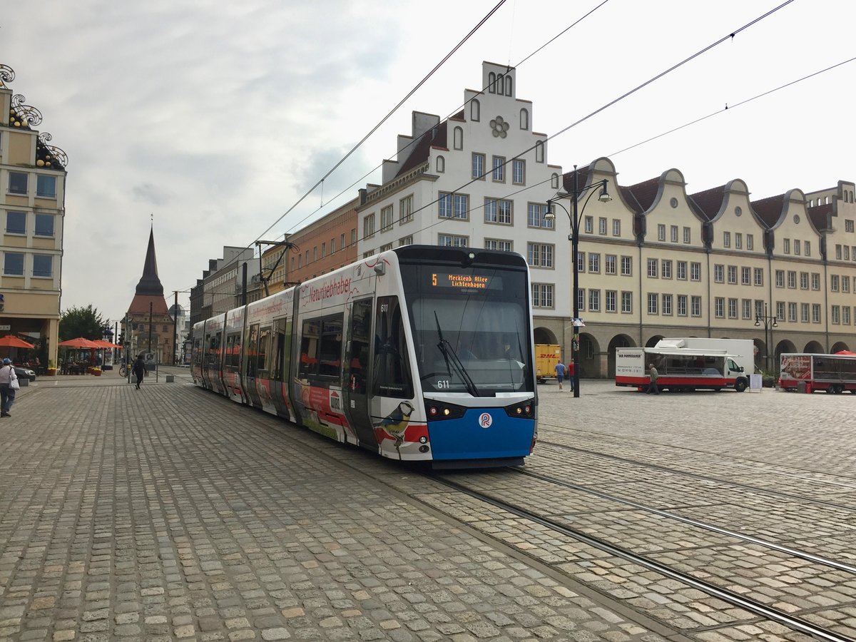 Eine neue Rostocker Straßenbahn erreicht den Markt. September 2017.