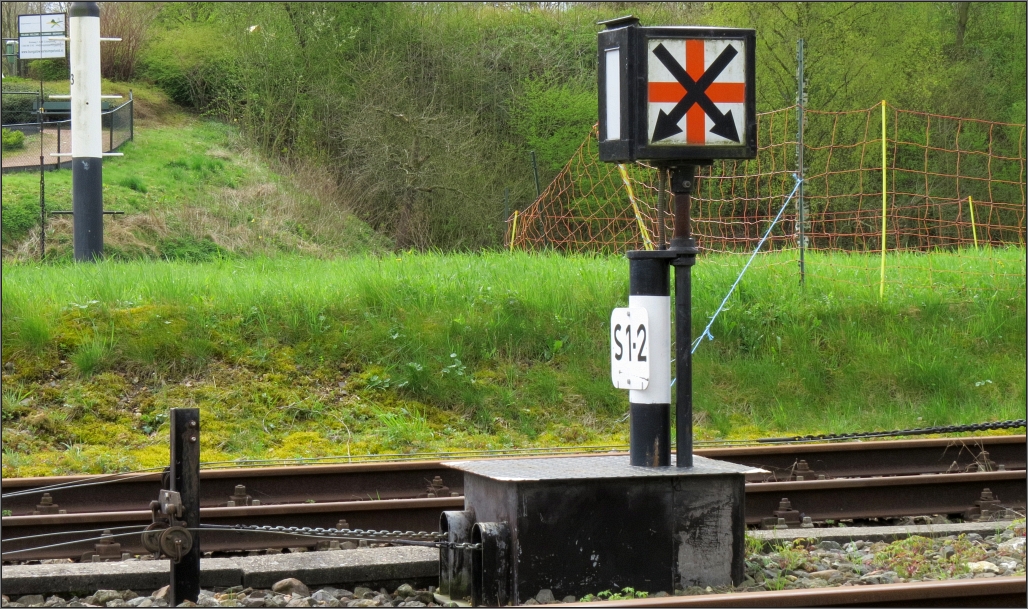 Eine niederländische Weichenlaterne der NS stand am 17.April 2016 als Motiv zur Auswahl. Bildlich festgehalten an der Station Simpelveld in NL bei der Zlsm.