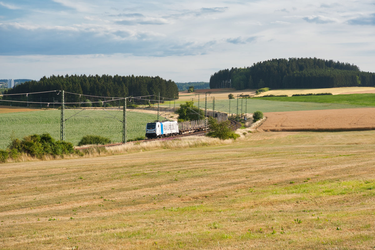 Eine Railpool 187 mit einem leeren Holzzug bei Feilitzsch Richtung Plauen, 09.07.2018