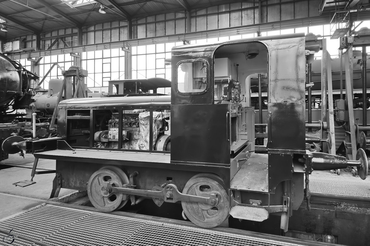 Eine Rangierlokomotive 706.6 BN 60 in der Werkstatt des Eisenbahnmuseums Lužná u Rakovníka. (April 2018)