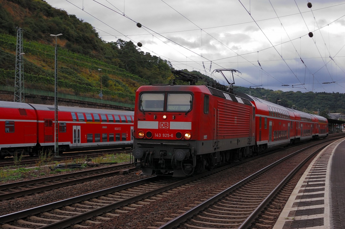 Eine RB 27 verlsst Linz am Rhein in Richtung Kln, der Zug wird von der 143 925-6 gezogen. Samstag den 14.9.2013