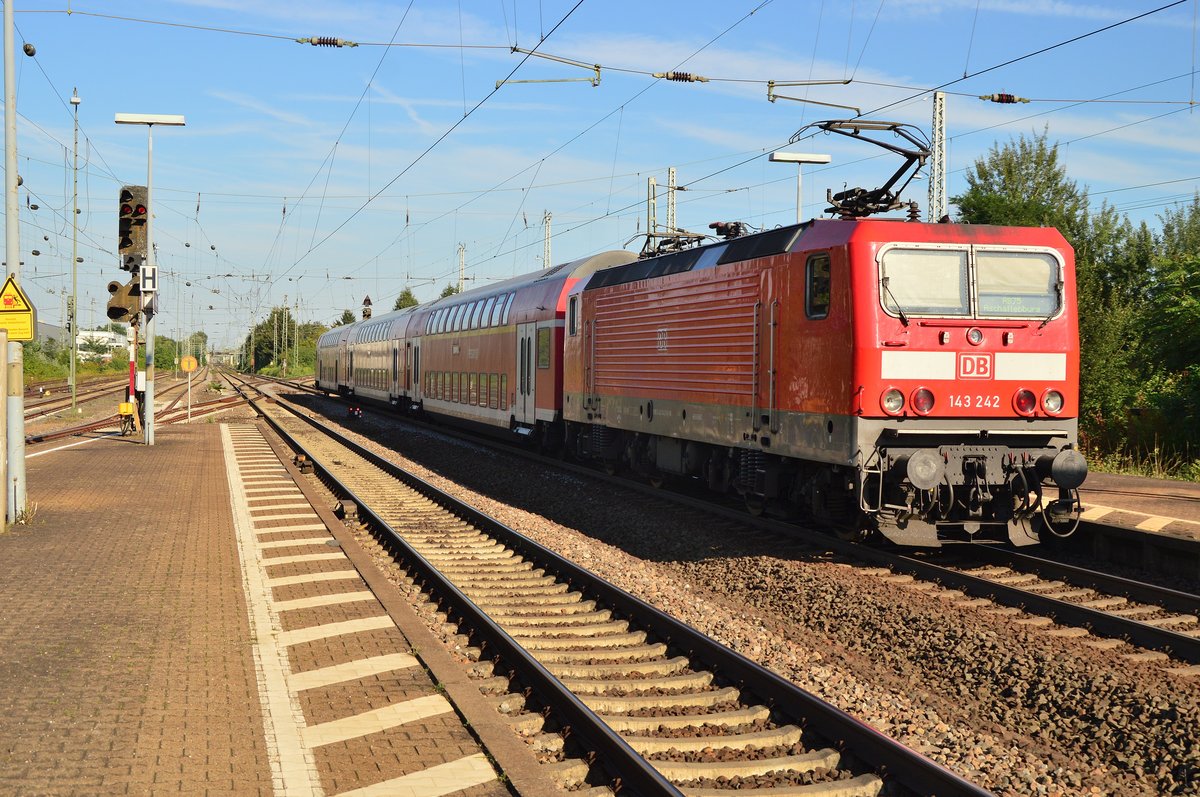 Eine RB von Wiesbaden nach Aschaffenburg verlässt hier gerade Groß Gerau, schiebend ist hier die 143 242