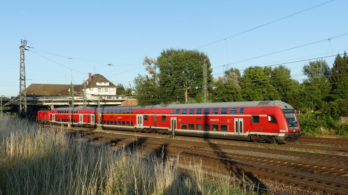 Eine RB75 Aschaffenburg - Wiesbaden beschleunigt aus dem Bahnhof Darmstadt Nord hinaus.  Aufgenommen am 20.6.2018 20:27