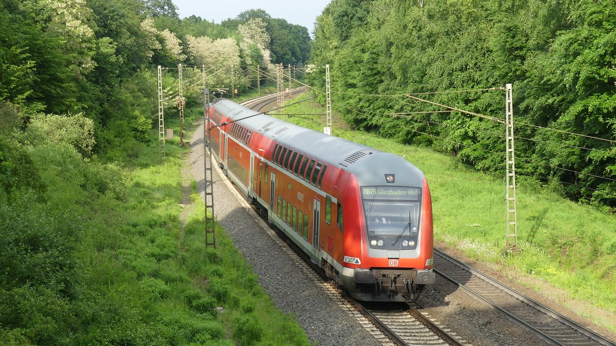 Eine RB75 Aschaffenburg - Wiesbaden nähert sich Darmstadt-Kranichstein. Aufgenommen am 16.5.2018 18:20