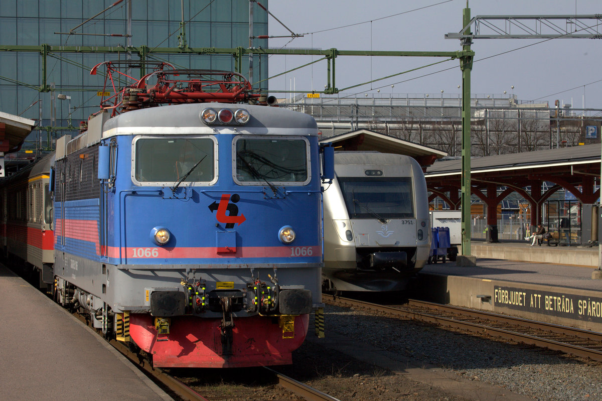 Eine Rc 3(?) abfahrbereit mit einem Schnellzug nach Stockholm. 13.04.2018 10:54 Uhr.