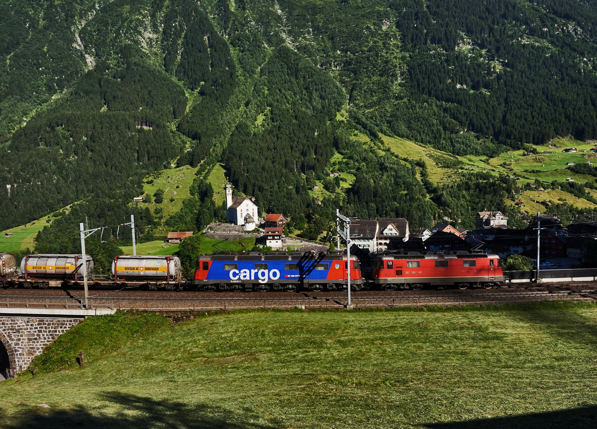 Eine Re 10/10, bestehend aus den Lokomotiven Re 4/4 11341 und SBB-Cargo Re 620 061-2  Gampel-Steg , fährt mit einem KLV den Gotthard, in Richtung Erstfeld, hinunter.
Aufgenommen am 19.7.2016 oberhalb von Wassen.
