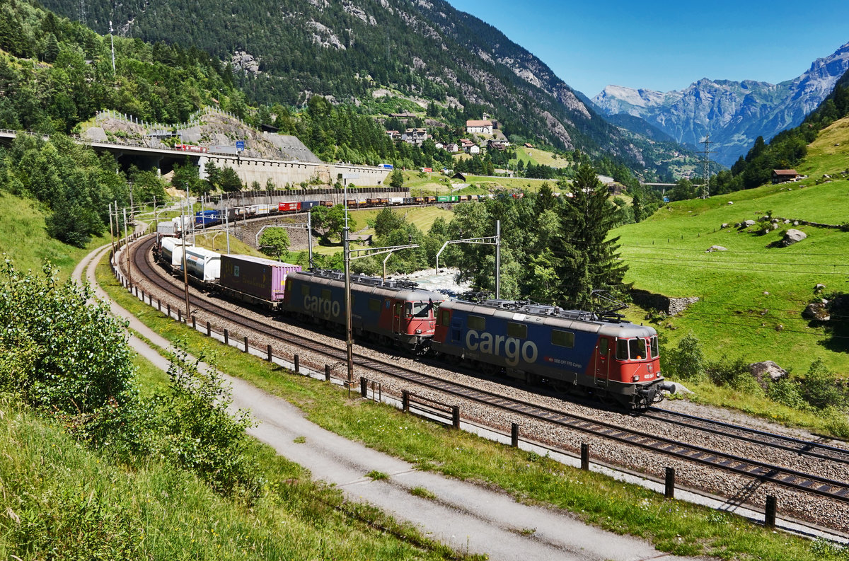 Eine Re 10/10, bestehend aus den Lokomotiven Re 420 347-7 und Re 620 074-5  Murgenthal , donnert mit einem KLV, in der Wattinger Kurve den Gotthard hinauf.
Aufgenommen am 19.7.2016.