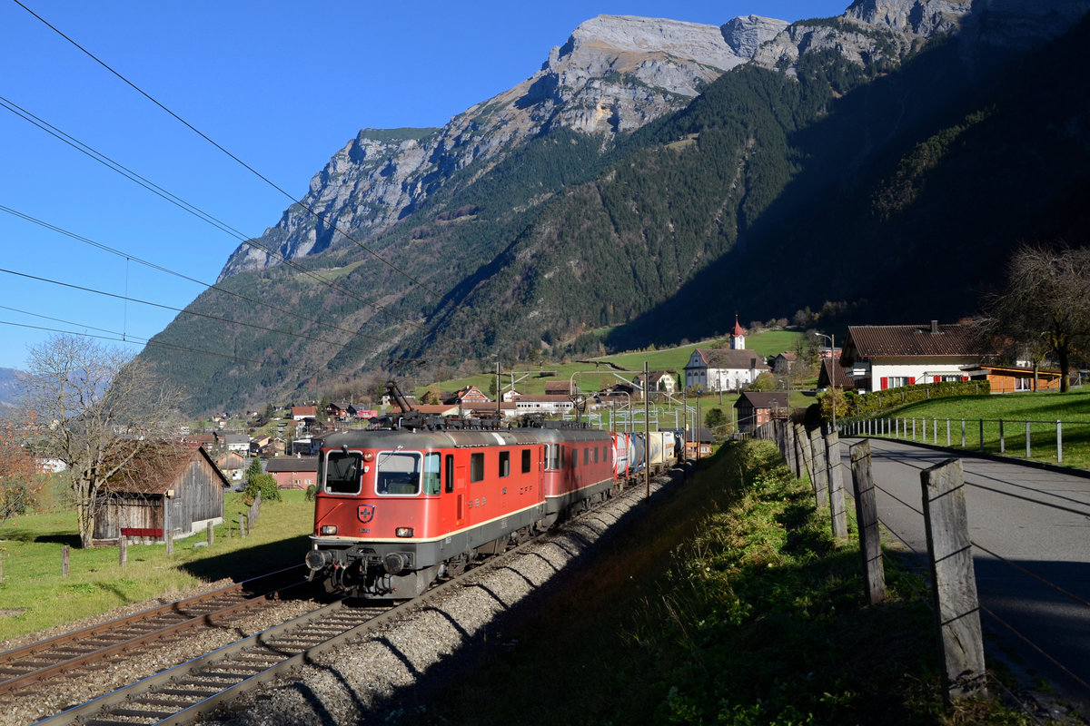 Eine Re 10/10 mit einem KLV am 05.11.2015 bei Silenen. 