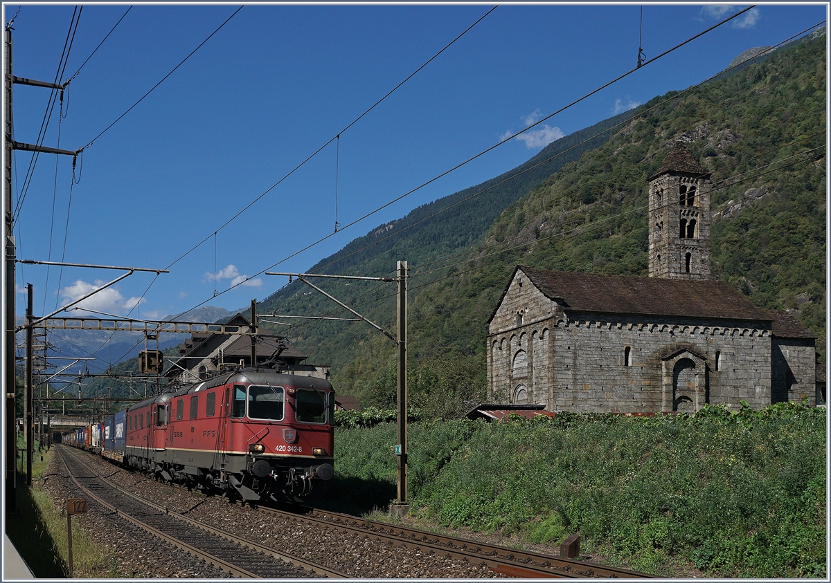 Eine Re 10/10 mit der Re 420 342-8 als Spitznlok mit einem Güerzug Richtung Süden bei der San Nicola Kirche in Giornico.
7. Sept. 2016