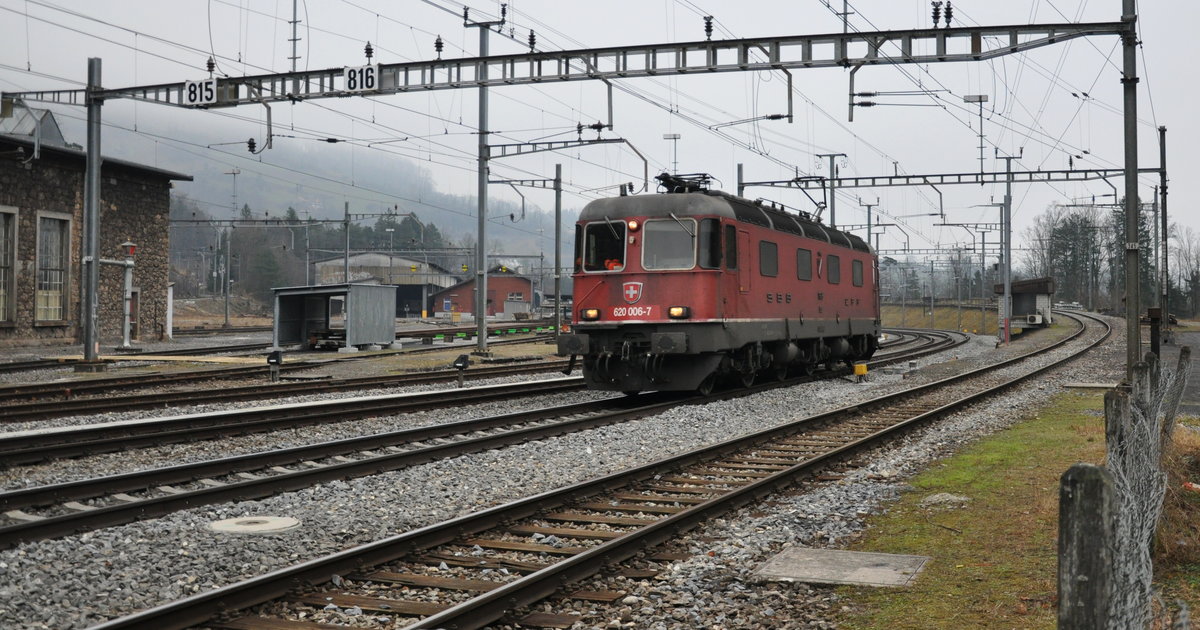 Eine Re 620 fährt solo durch den Bahnhof Arth-Goldau
Foto aufgenommen am 29.12.16