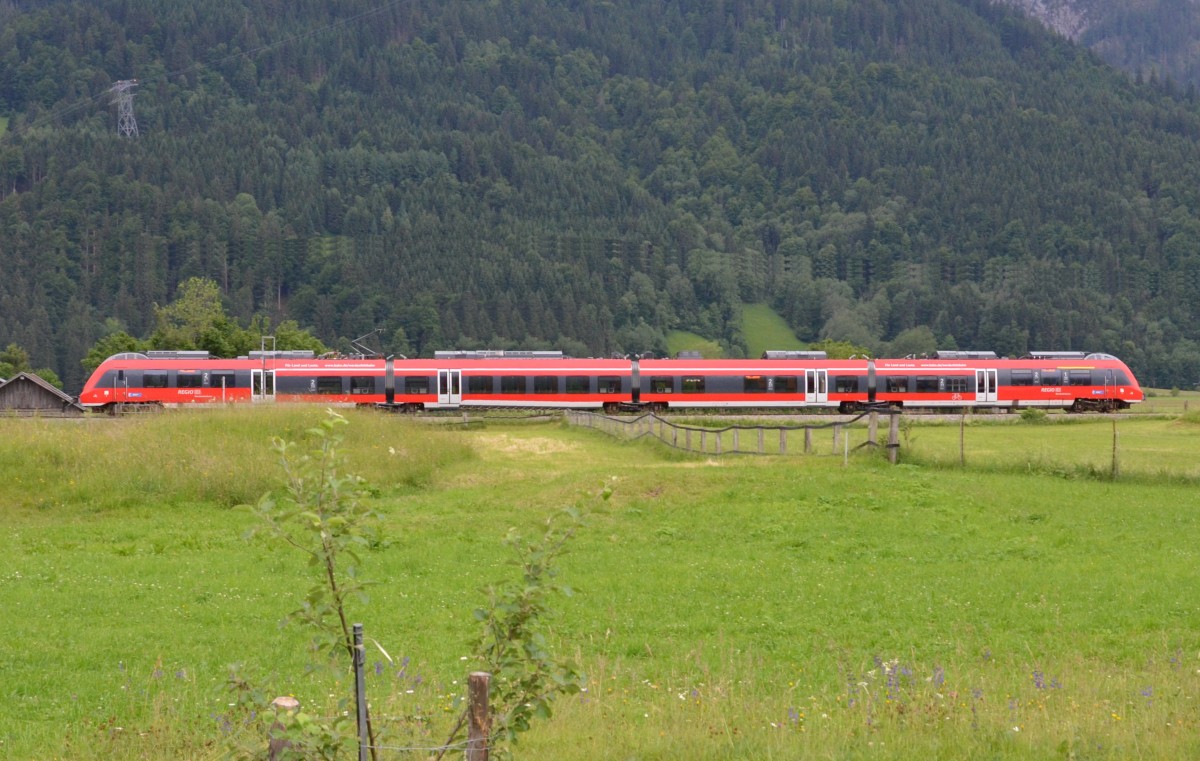 Eine Regiobahn bei Obergrainau rauscht durch das schöne Land am 18.06.15.