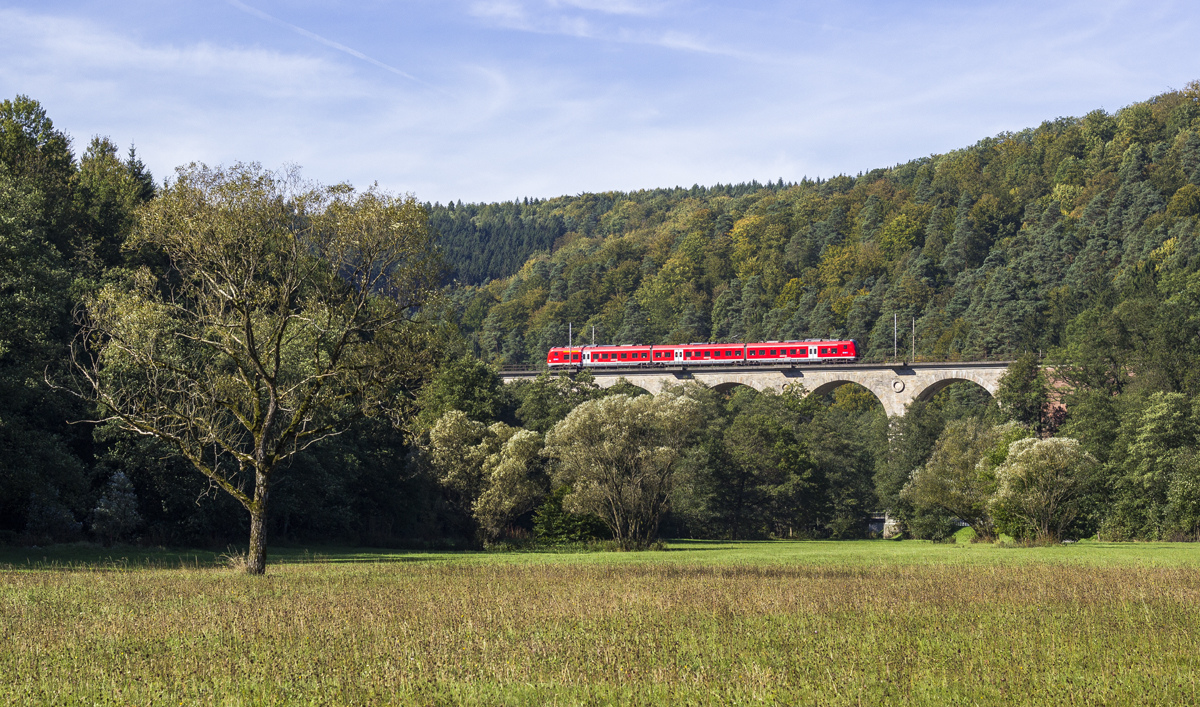 Eine Regionalbahn nach Schlchtern berquert das Sinntal zwischen Obersinn und Jossa (03.10.2013)