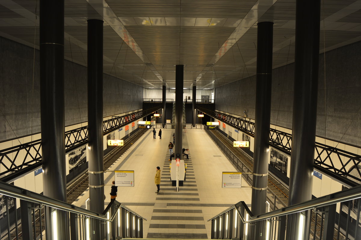 Eine riesige Station für einen kleinen Zug. Die U55 ist mit 1,8km und 2min Fahrzeit von Endstation zu Endstation die kürzeste U-Bahn Linie Berlins und fährt zugleich als einzige den größten Berliner Bahnhof an. Die U55 ist ein Teilstück des Projektes der im Bau befindlichen Verlängerung der U5 die voraussichtlich 2020 fertig sein soll.

Berlin 03.01.2018