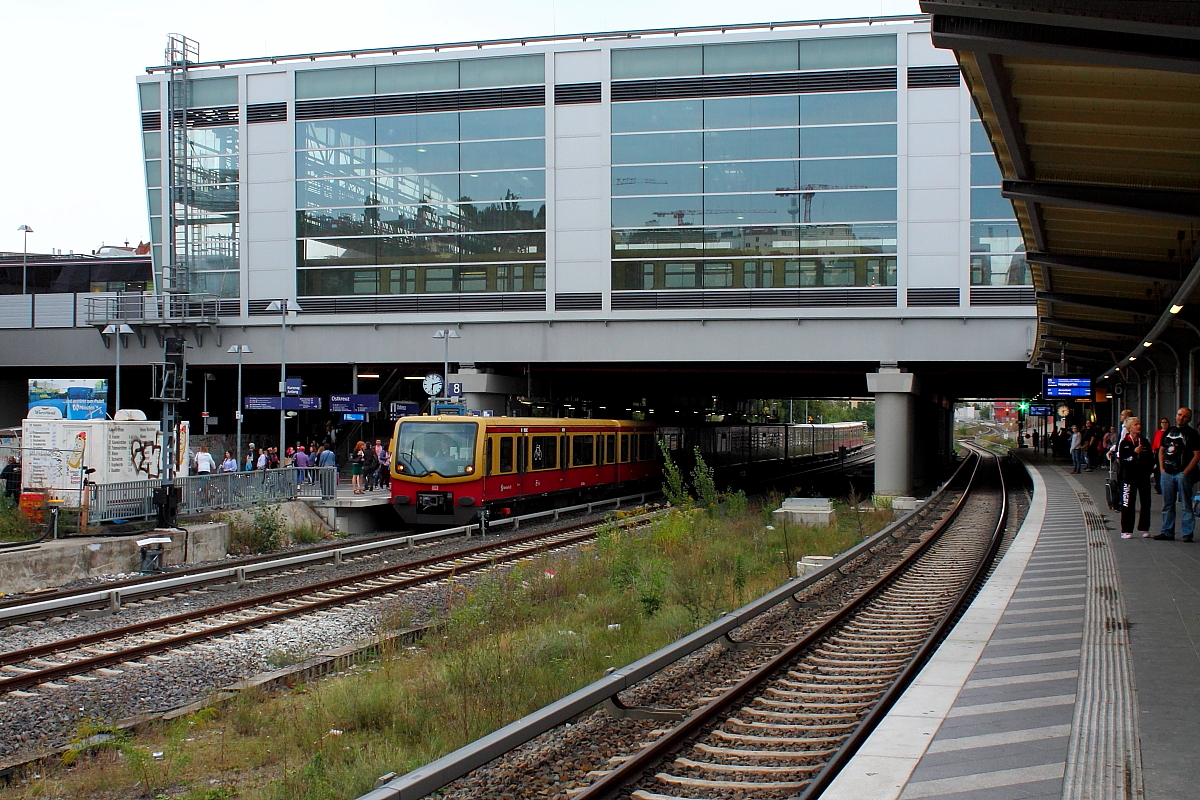 Eine S-Bahn der BR 481-482 am 17.09.2016 in der Station Ostkreuz.