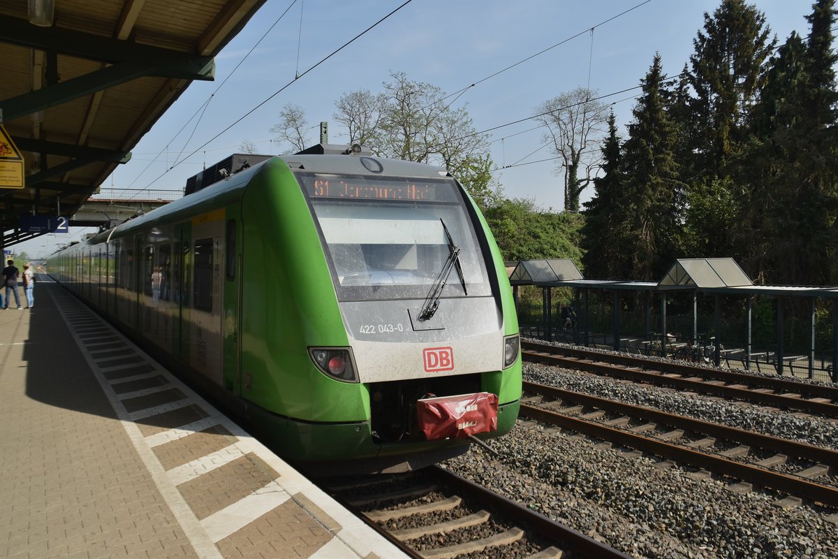 Eine S1 nach Dortmund Hbf steht hier in Angermund am Vormittag des 22.4.2018, am Zugschluß ist der 422 043-0 zu sehen.
