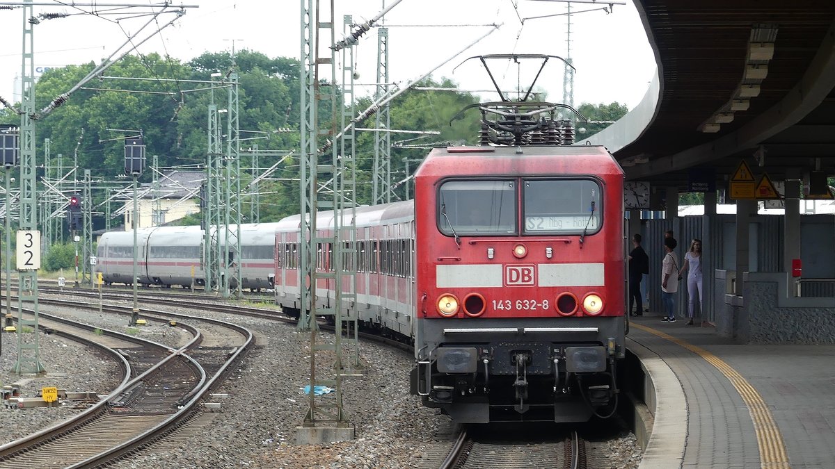 Eine S2 Altdorf - Roth erreicht den S-Bahn Halt Nürnberg-Dutzendteich. Aufgenommen am 29.7.2018 15:30