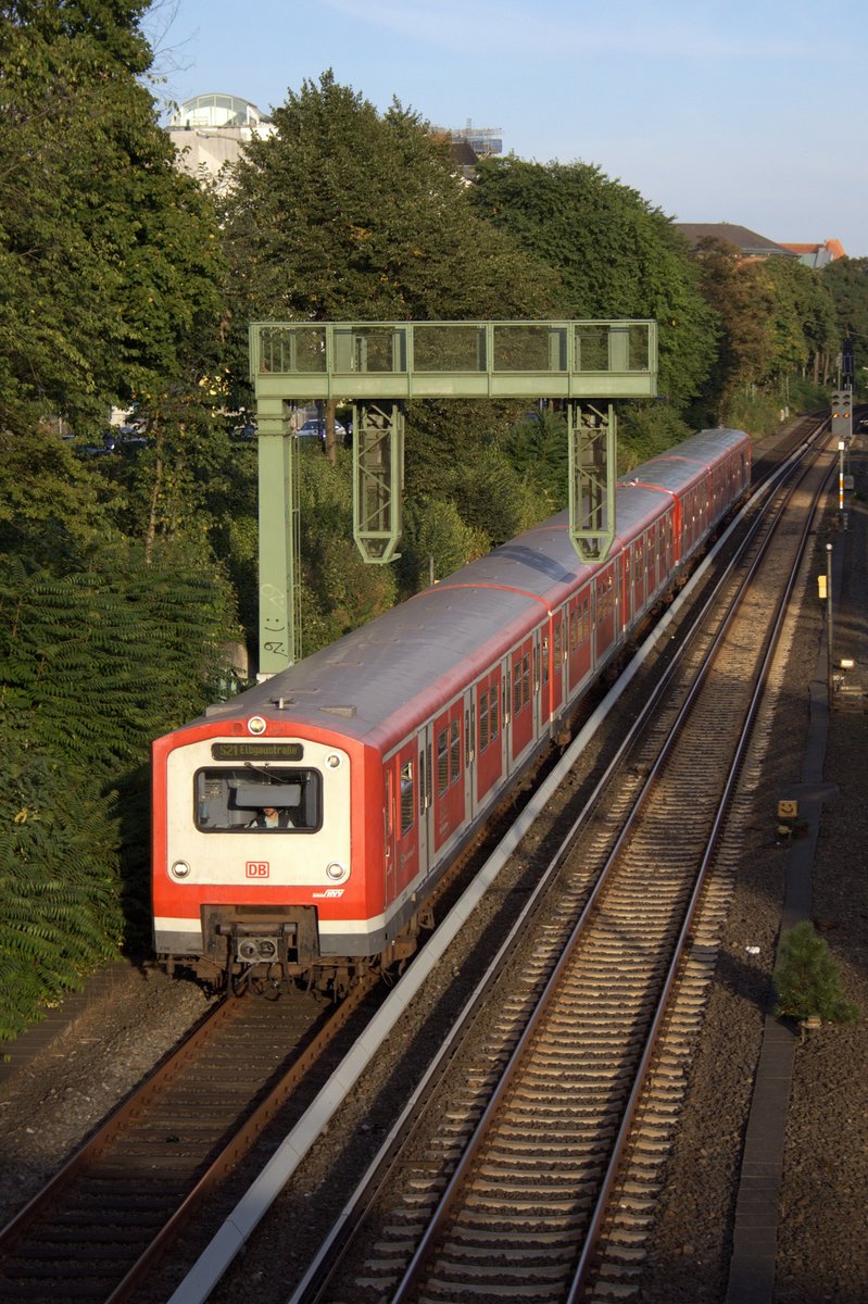 Eine S21 mit 472 515-6 an der Spitze ist am Abend des 25.09.2016 zwischen den Stationen HH-Dammtor und Sternschanze unterwegs