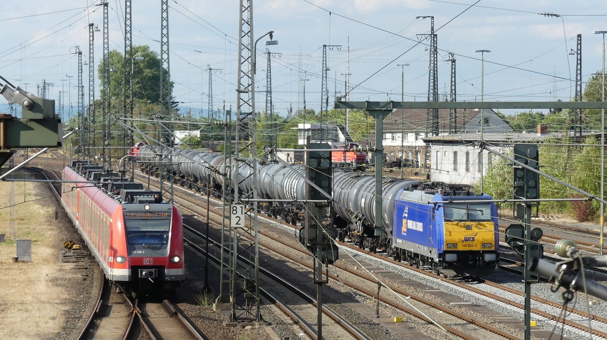 Eine S3 nach Darmstadt Hbf fährt im Darmstädter Güterbahnhof an der mit einem Kesselwagenzug abgestellten WRS 146 520 vorbei. 