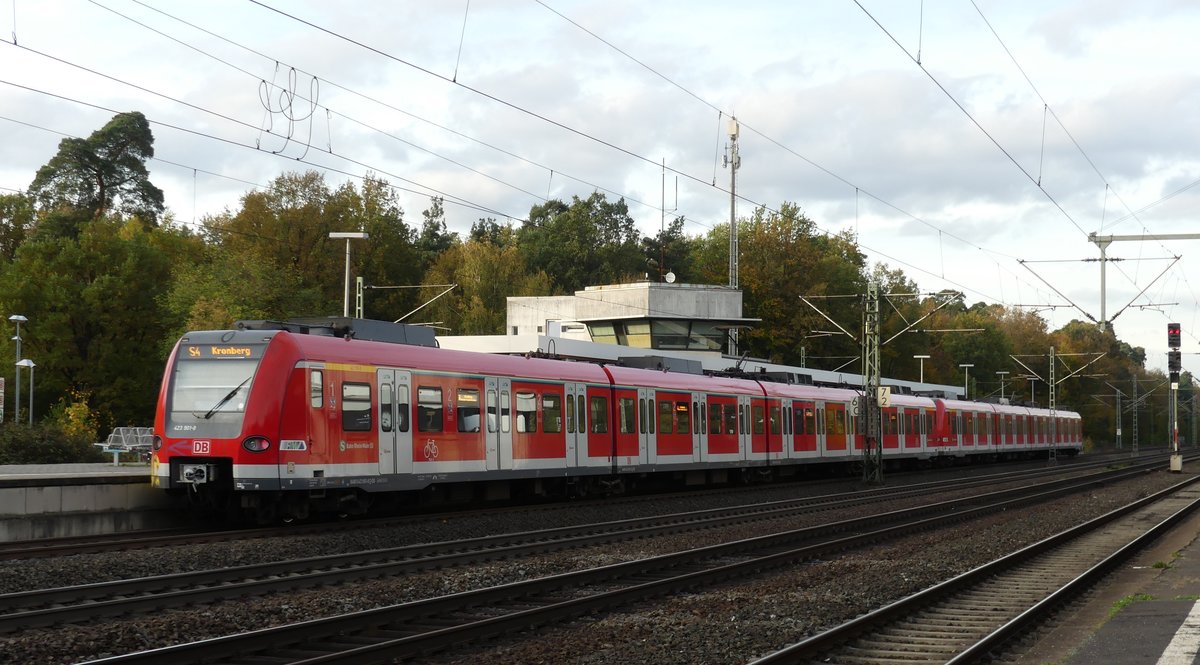 Eine S4 nach Kronberg hält in Neu Isenburg. Aufgenommen am 25.10.2017 17:11