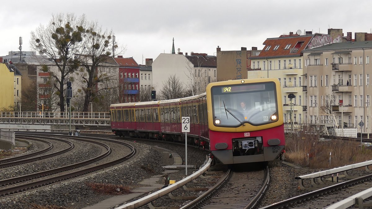Eine S42 erreicht den Bahnhof Berlin Südkreuz. Aufgenommen am 3.1.2018 10:58