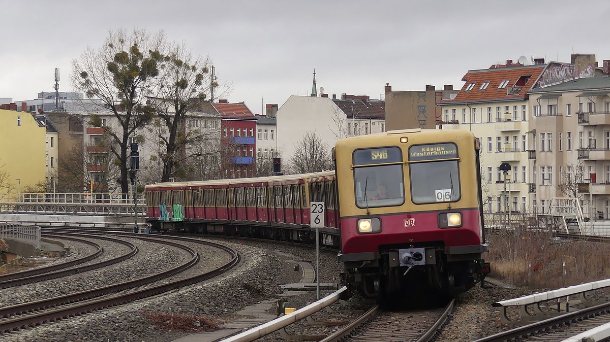 Eine S46 nach Königswusterhausen erreicht den Bahnhof Berlin Südkreuz. Aufgenommen am 3.1.2018 11:34