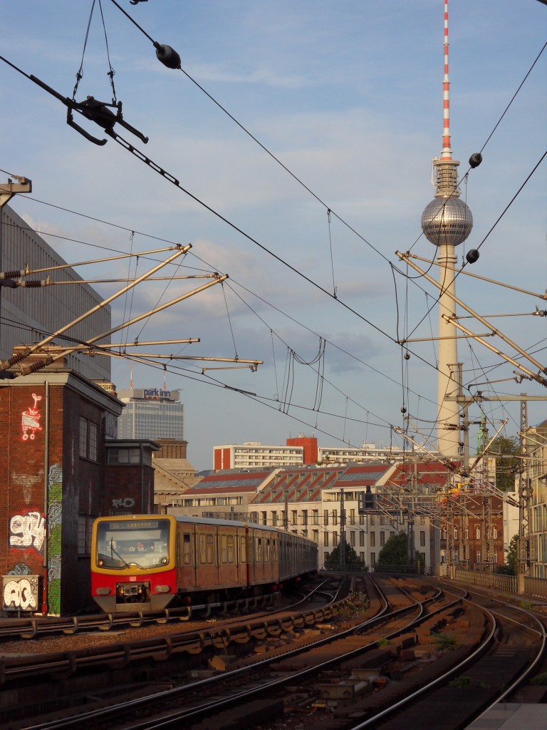 Eine S5 nach Spandau am 23.08.2013 kurz vor Einfahrt in den Bahnhof Friedrichstrae aus Richtung Alexanderplatz kommend. Im Hintergrund der Berliner Fernsehturm.