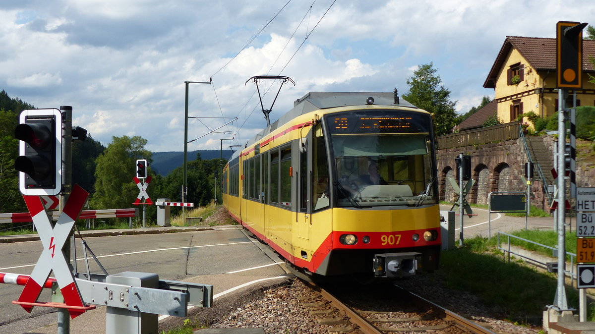 Eine S8 nach Eutingen im Gäu erreicht den Haltepunkt Friedrichstal (Baden). Aufgenommen am 21.7.2017 16:53