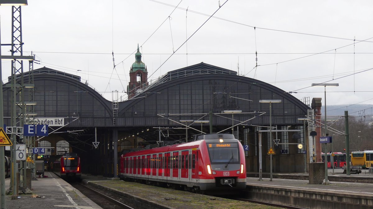 Eine S8 nach Offenbach Ost verlässt den Wiesbadener Hauptbahnhof. Aufgenommen am 21.1.2018 16:20