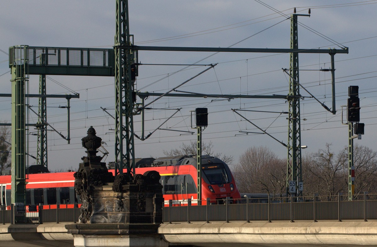 Eine  Sandsteinfigur der restaurierten Marienbrücke zwischen Dresden Mitte und Dresden Neustadt, 442 616 als RE als Saxonia nach Leipzig Hbf passiert gerade, 18.01.2014, 10:27 Uhr