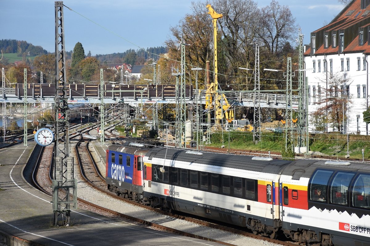 Eine SBB Re 421 mit ihrem EC München-Zürich wartet am 01.11.2017 in Lindau auf Abfahrt Richtung Heimat