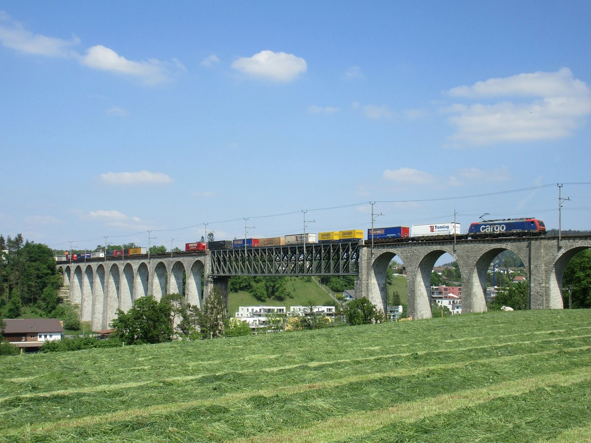 Eine SBB Re 474 durchquert am 5. Mai 2018 mit einem UKV-Zug die Rheinbücke bei Eglisau in Richtung Chiasso nach Gallarate (I).