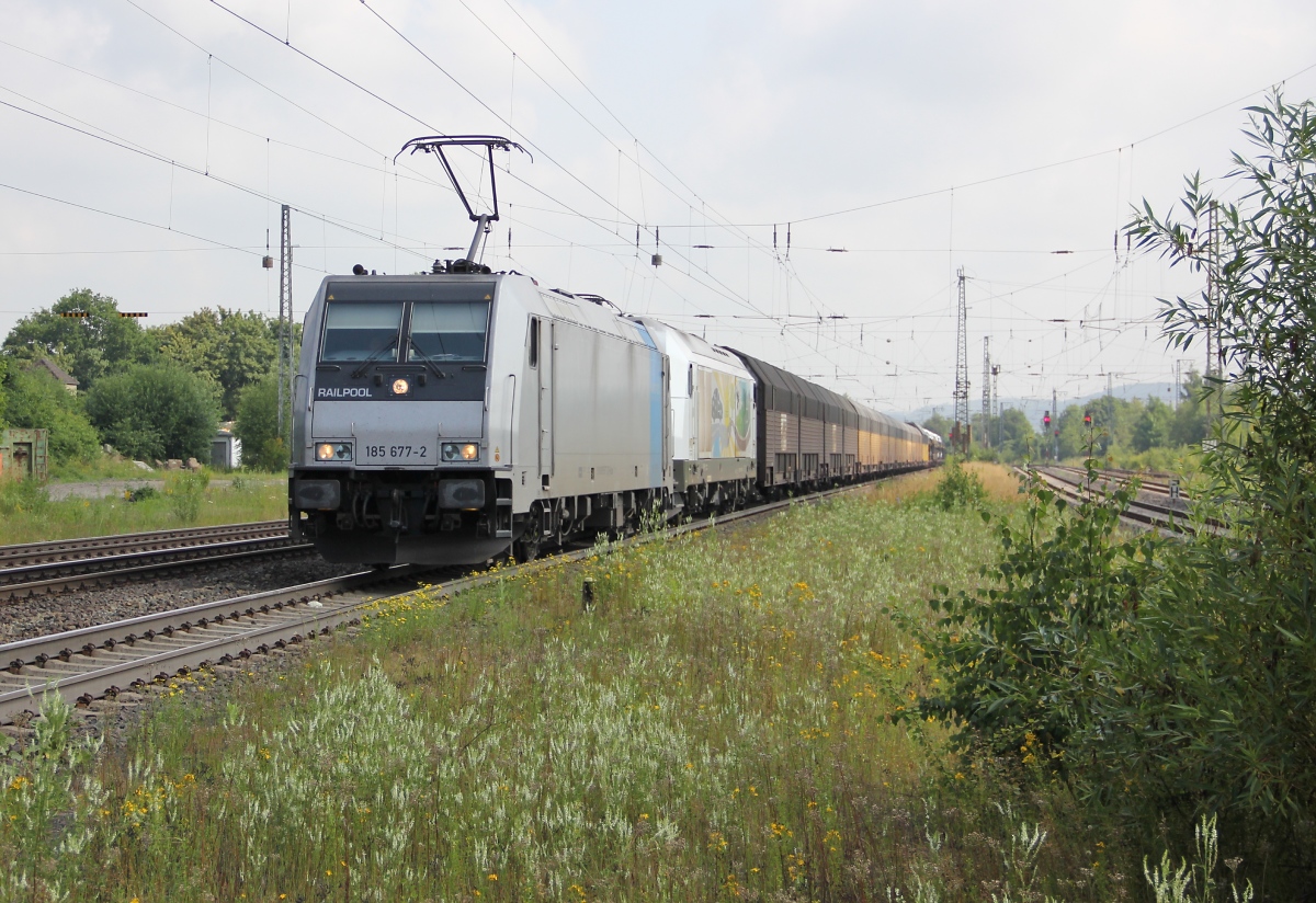 Eine schöne Überraschung hatte am 06.07.2013 die, in Richtung Süden fahrende, 185 677-2 noch am Haken, nämlich die schöne bunte 223 155-3 als Wagenlok vor dem ARS-Autozug. Aufgenommen in Eichenberg.