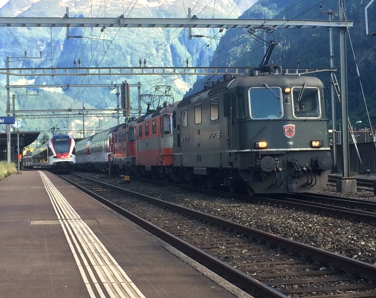 Eine sehr seltene 3-Fachtraktion von Re 4/4 II in 3 unterschiedlichen Farbumgebungen sieht man mit einem Gotthard-Weekender nicht alle Tage bei Erstfeld. Die SBB Re 4/4 II 11161, SBB Re 4/4 II 11108 und die SBB Re 4/4 II 11192 fuhren am Samstag, 10. Juni 2017 in Vielfachsteuerung als Gotthard Weekend-Express nach Zürich HB, aus dem Bahnhof Erstfeld. (Handybild)