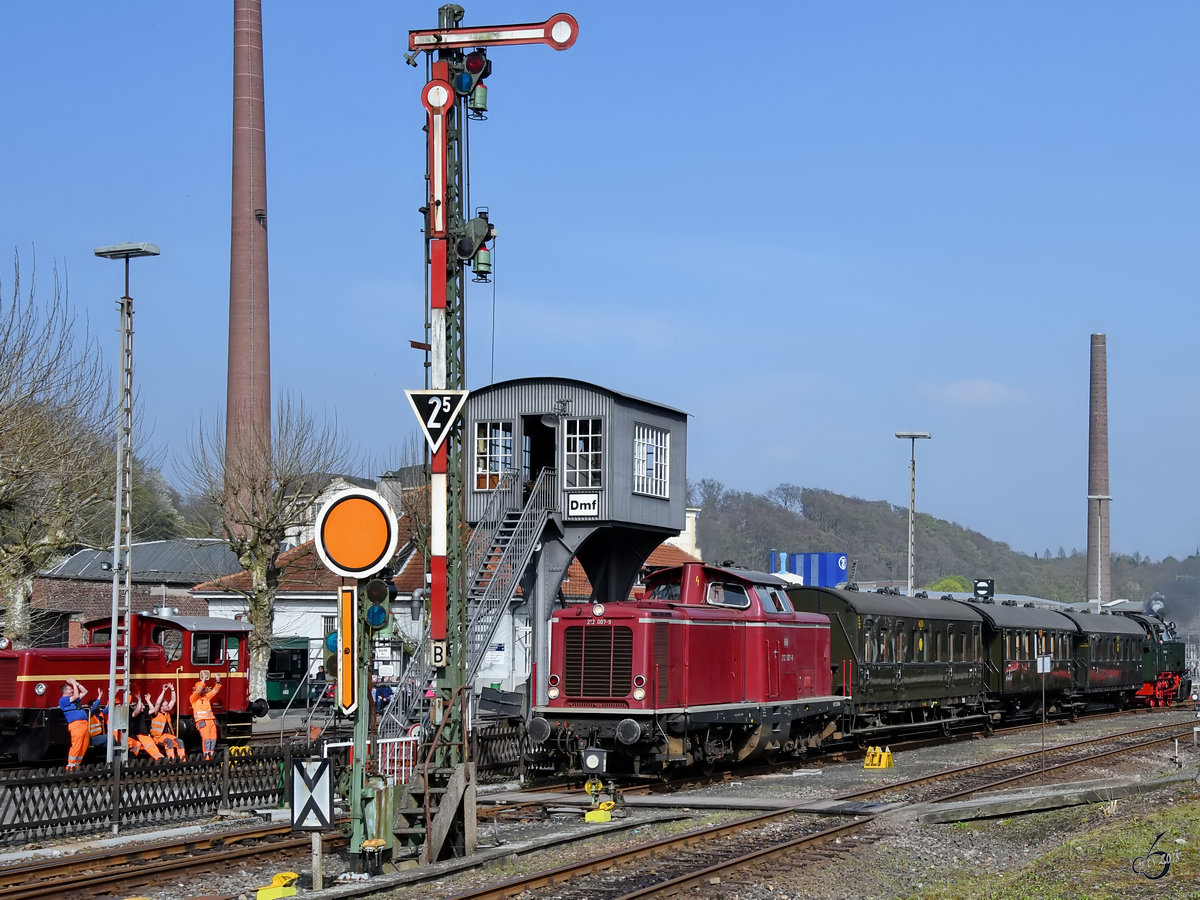 Eine spontane La-Ola-Welle für den einfahrenden Pendelzug mit der museumseigenen Diesellokomotive 212 007-9. (Eisenbahnmuseum Bochum-Dahlhausen, April 2018)