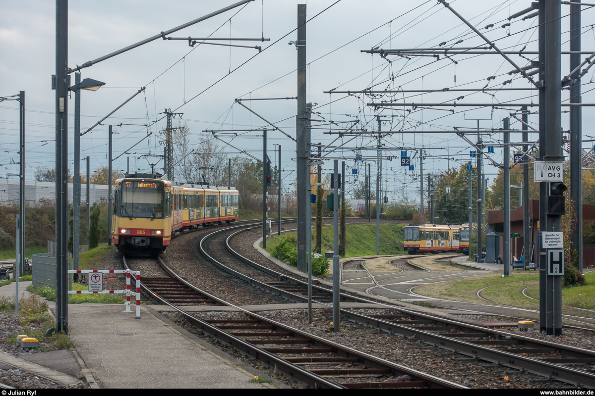 Eine Stadtbahn der AVG erreicht mit Wagen 805 voran am 2. November 2017 den Albtalbahnhof in Karlsruhe.