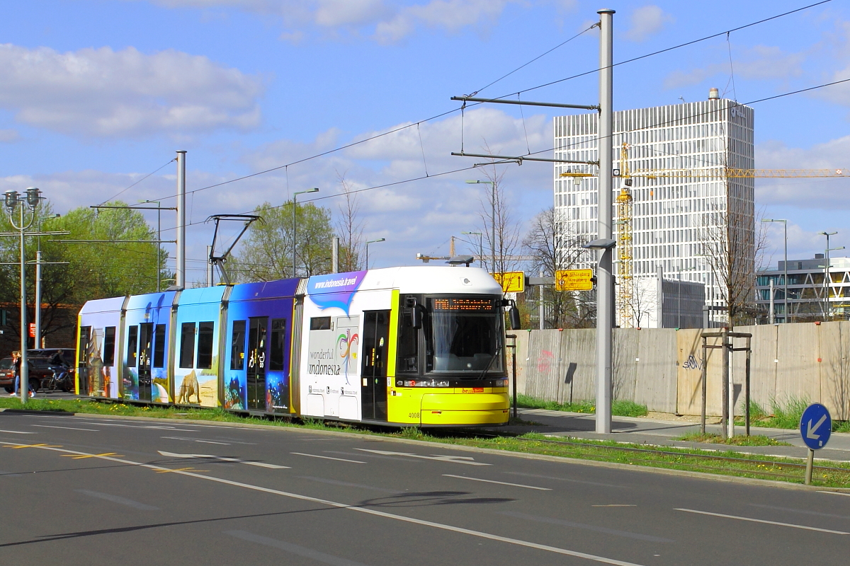 Eine Straßenbahn der Bauart Flexity 4008 auf der Linie M 10 an der Haltestelle Clara-Jaschke-Straße in der Nähe des Berliner Hauptbahnhofes am 20.04.2016.
Der Triebwagen wurde 2012 bei Bombardier unter der Fabriknummer 758/4008 hergestellt.
