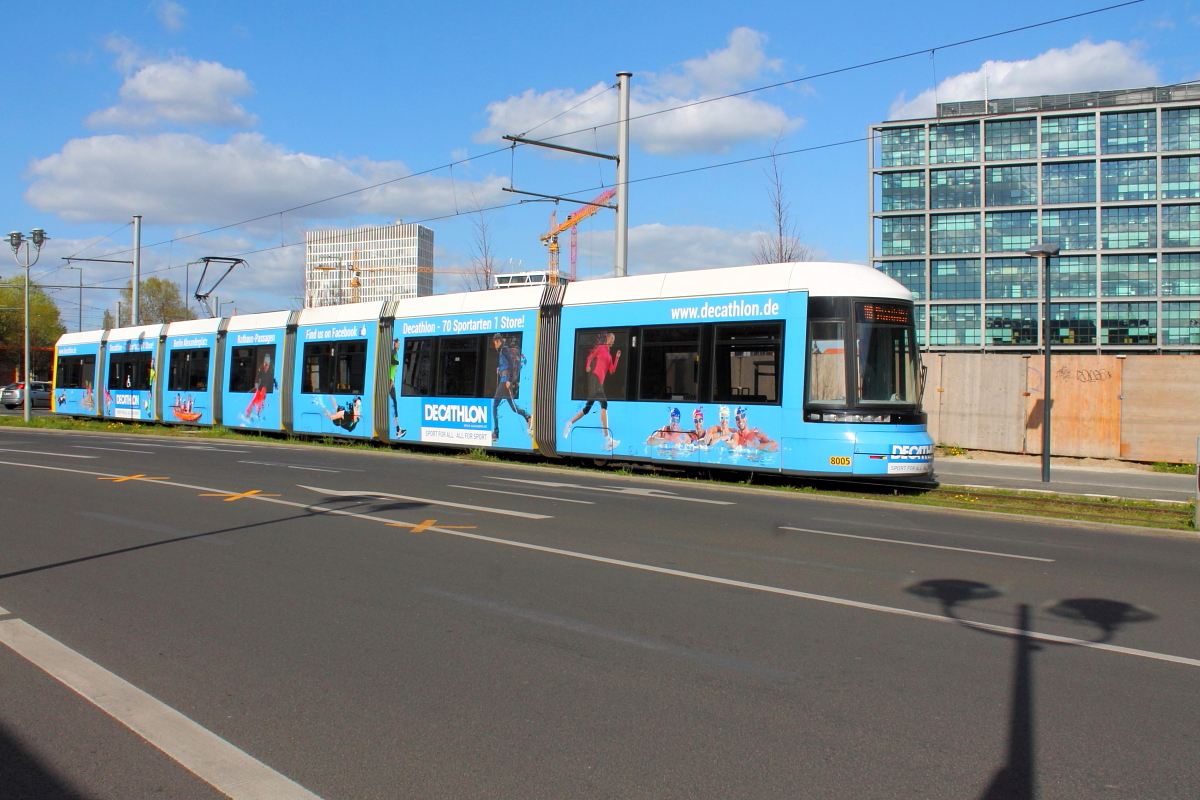 Eine Straßenbahn der Bauart Flexity 8005 an der Haltestelle Clara-Jaschke-Straße in der Nähe des Berliner Hauptbahnhofes am 20.04.2016.
Der Triebwagen wurde 2011 bei Bombardier unter der Fabriknummer 757/8005 hergestellt.
