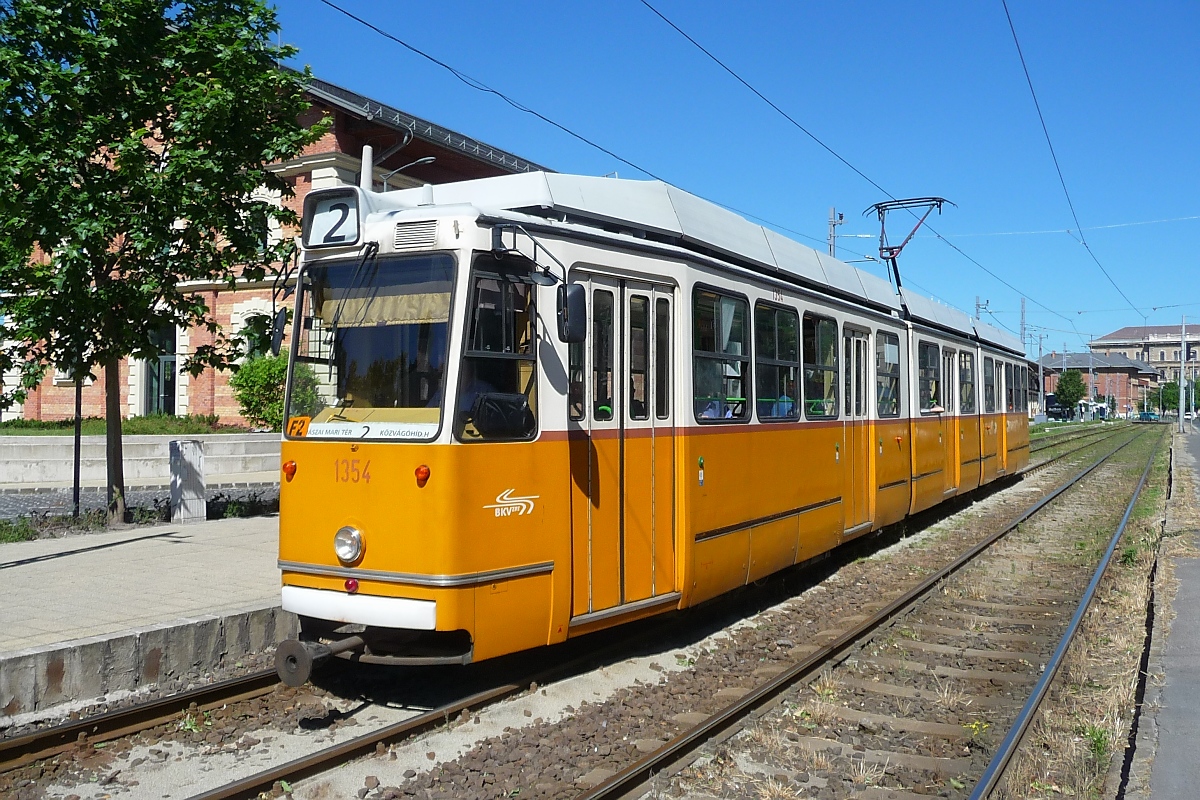 Eine Straßenbahn der Linie 2 hält am Balna (Wal) in Budapest, 18.6.2016