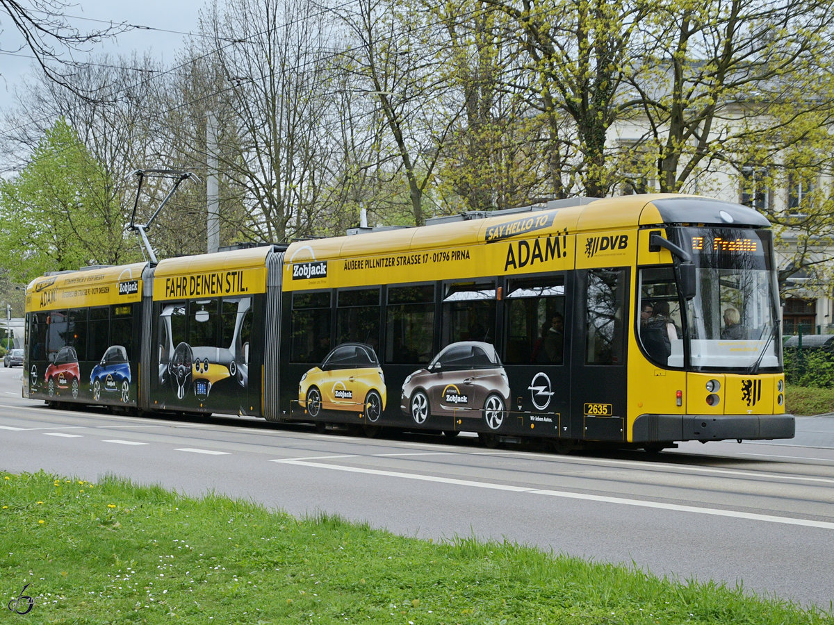 Eine Straßenbahn vom Typ Bombardier NGTD8-DD im April 2017 in Dresden.