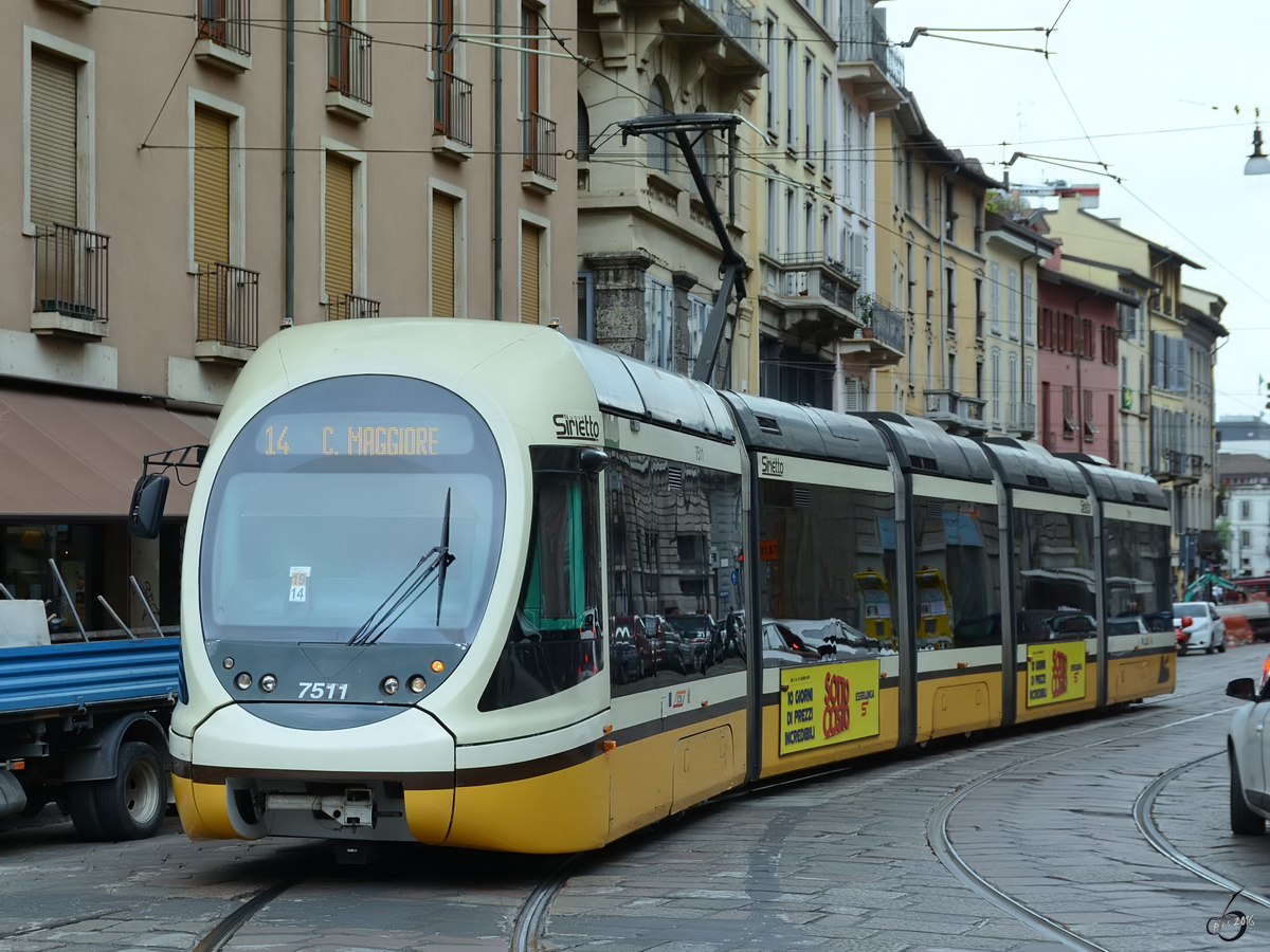Eine Straßenbahngarnitur vom Typ Sirietto des Herstellers AnsaldoBreda. (Mailand, Juni 2014)
