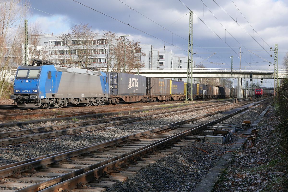 Eine Stunde nach Ausfahrt aus dem Karlsruher Güterbahnhof und einem nach ungefähr zwei Kilometern folgenden Halt wartet 185 536-0 (91 80 6185536-0 D-XRAIL) am 09.12.2017 auf Streckenfreigabe Richtung Süden.