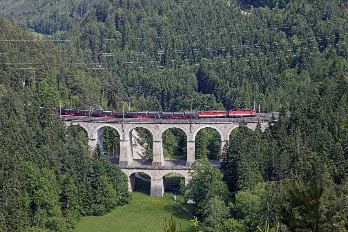 Eine Tademeinheit bestehend aus 1144 + 1142 ziehen am 8.06.2016 einen schweren Güterzug über den Kalte - Rinne - Viadukt.