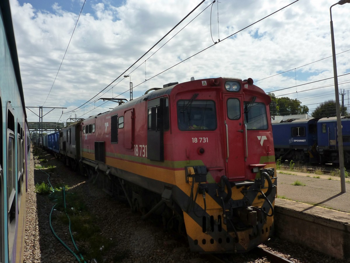 Eine Transnet E-Lok mit Güterzug am 20.11.2014 in Klerksdorp.
