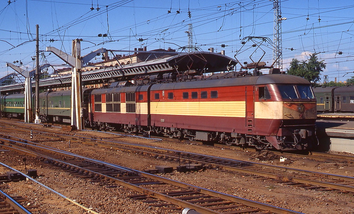 Eine TschS6 steht im Juni 1990 abfahrbereit im Moskauer Bahnhof in Leningrad (heute Sankt Petersburg Glawny). Skoda lieferte zwischen 1979 und 1981 30 dieser Lokomotiven für 3 kV = an die Sowjetische Staatsbahn.