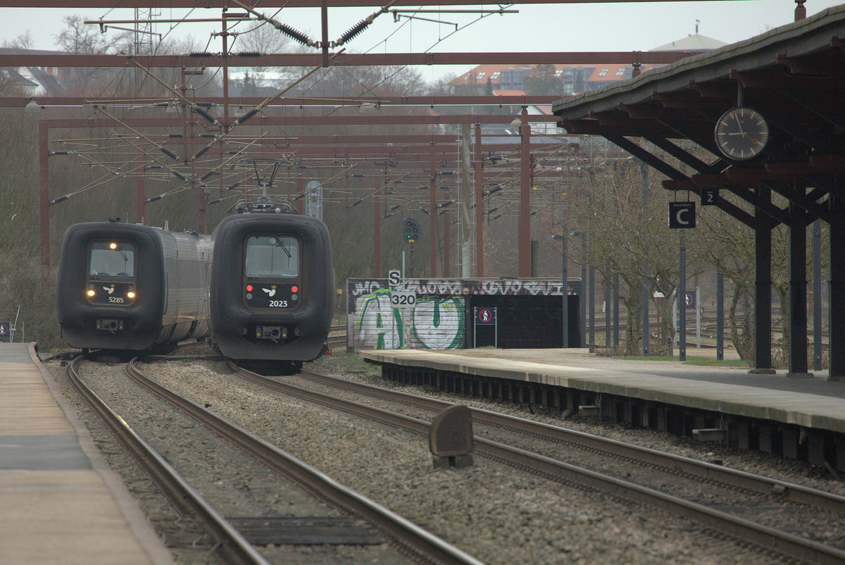 Eine typische  Gumminase  brachte den Fotografen früh von Kolding nach Odense.
5285 (Diesel) läuft ein, 2023 (Elektro) fährt aus. Interessant ist, das E-Triebewagen und Dieselltriebwagen gemeinsam mit im Zugverband fahren können, 25.03.2017 08:54 Uhr.