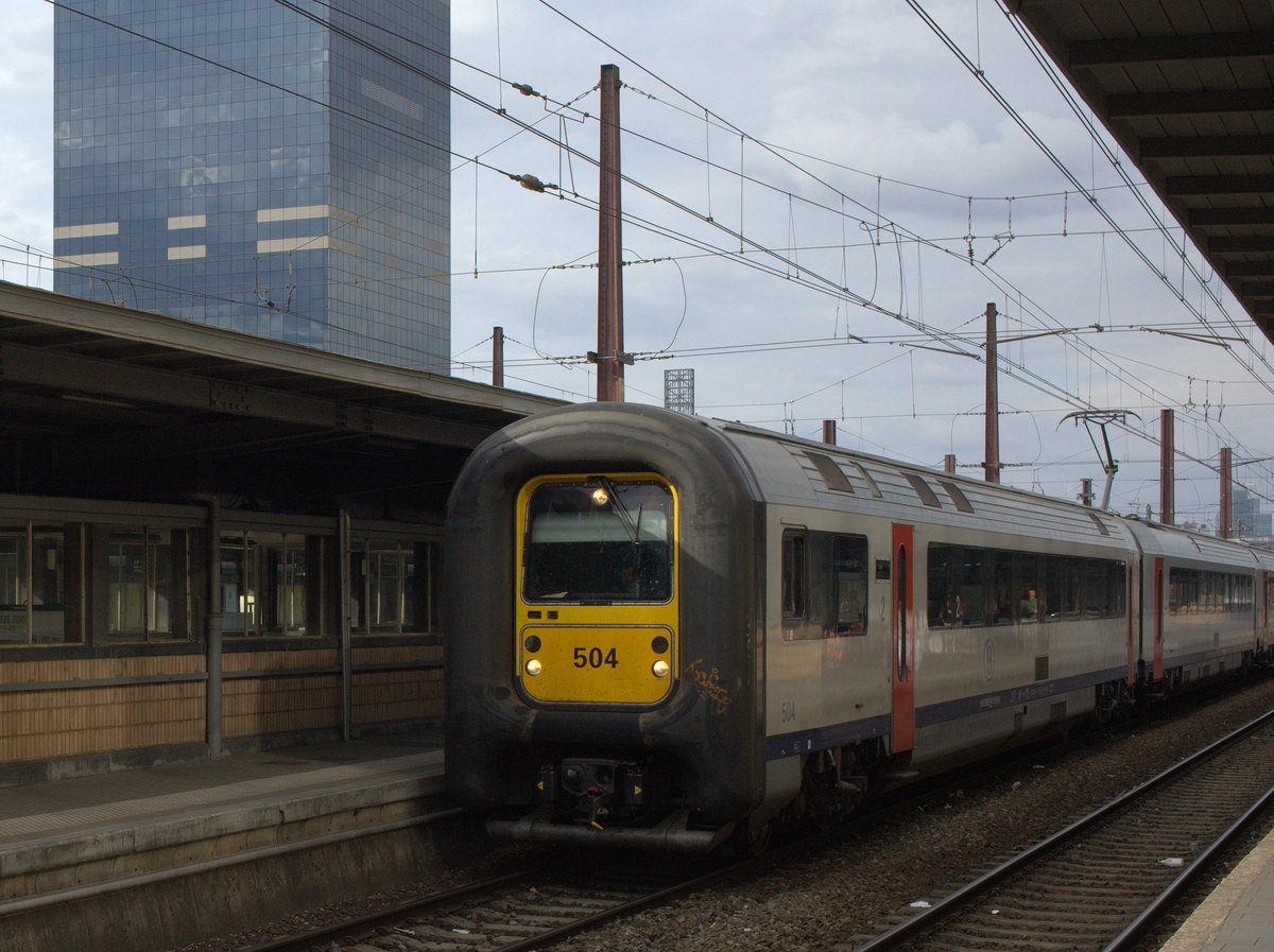eine typische Gumminase in Brüssel Midi, d.h.  ein TW der Baureihe AM 96.16.06.2018 18:34 Uhr.