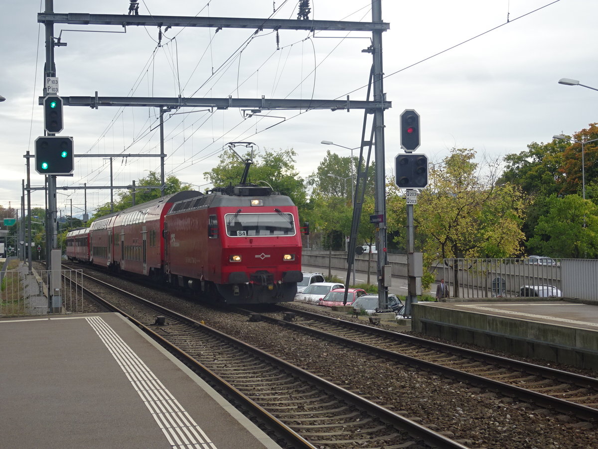 Eine typische SZU-Garnitur mit 2 Doppelstockwagen und einstöckigen Wagen (incl.Steuerwagen) erreicht die Station Zürich-Wiedikon. Gezogen wird die Garnitur von einer Lok Reihe 456, von der 1987 bzw.1993  gesamt 14 Stück  (laut Wikipedia)für verschiedene Privatbahnen gebaut wurden. Etwa die Hälfte  fahren inzwischen auf der Sihltalbahn. 