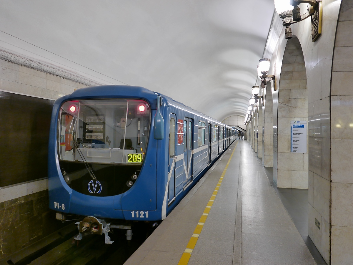 Eine U-Bahn in der Station  Technologisches Institut 1  der Metro der Linie 2 in St. Petersburg, 16.09.2017