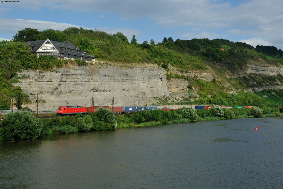 Eine unbekannt gebliebene 185 mit einem Containerzug Richtung Gemünden (Main) bei Retzbach-Zellingen, 23.07.2015